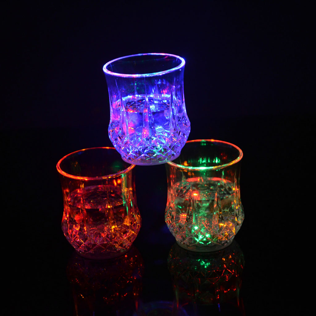 カラフルなLED発光ドリンクカップ、誘導式点滅ワイングラス、 - Wine In Beer Glass のレビューと価格